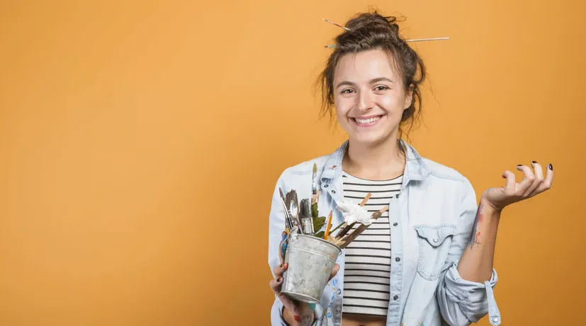 dívka se učí malovat, je celá od barvy, ale nadšení zůstává