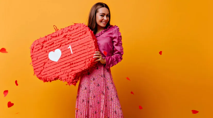dívka drží symbol lajků na Instagramu