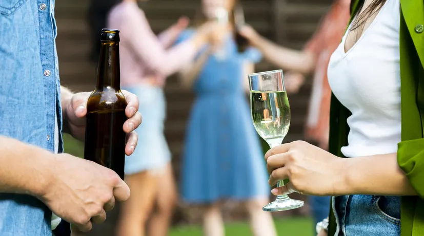 dvě osoby na párty popíjejí alkohol