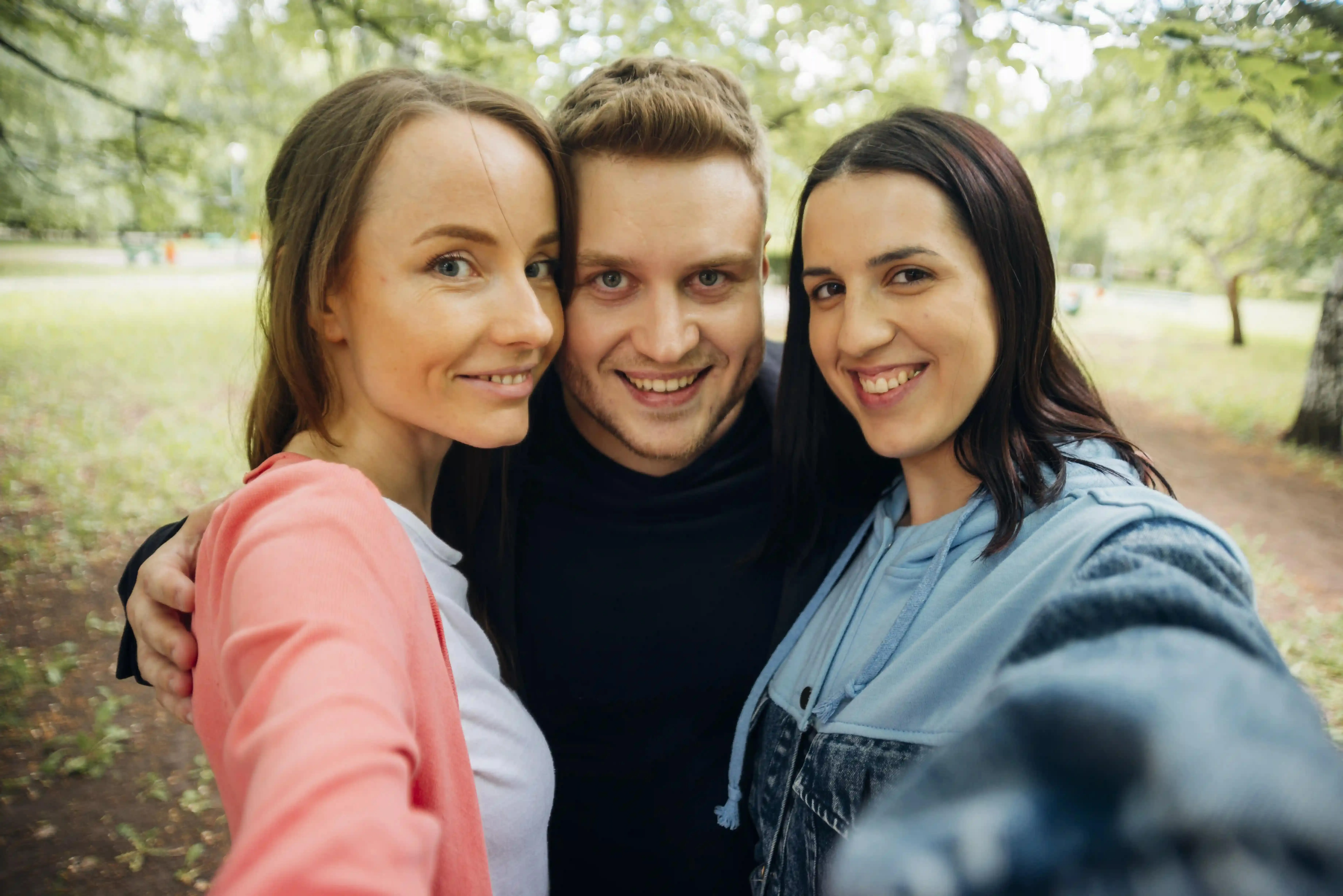 kamarádky a přítel jedné z nich v parku.