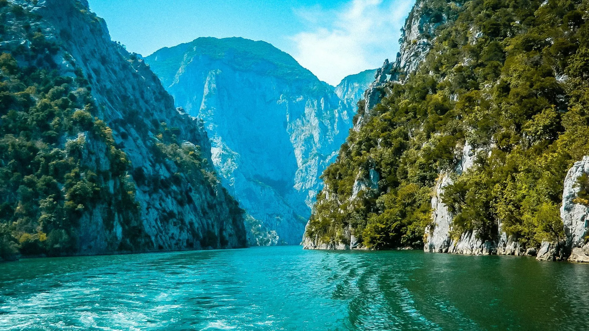 Albánie, pohled z lodi na jezero