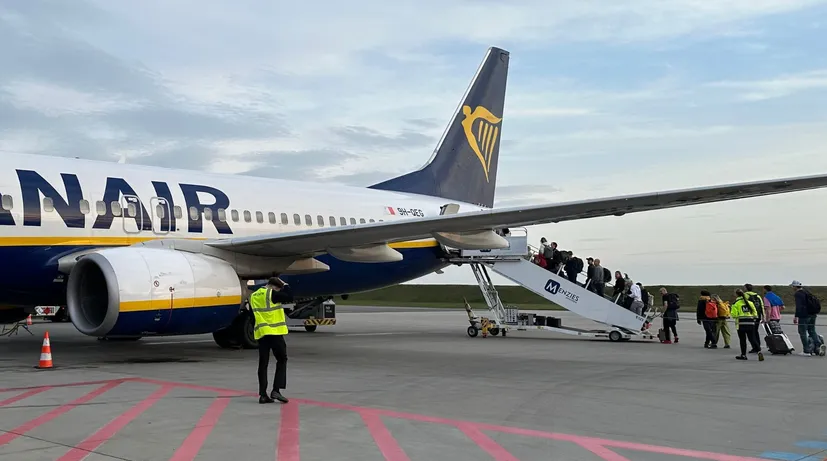 lidé nastupují do letadla zadními dveřmi