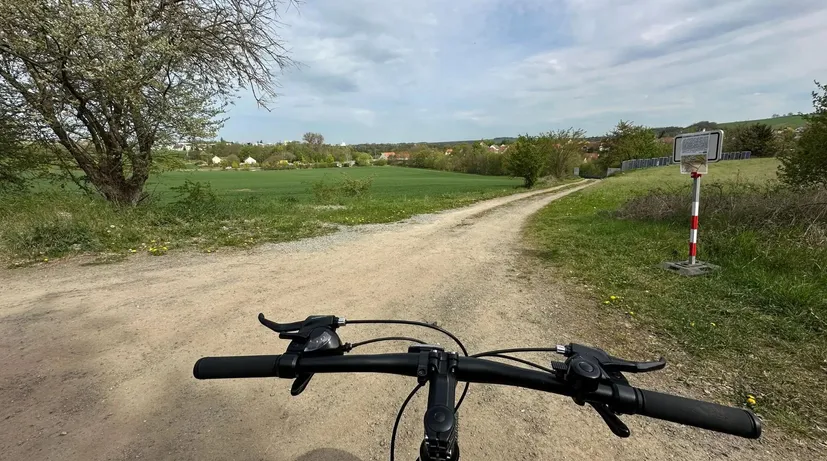 výhled na řídítka a krajinu z kola