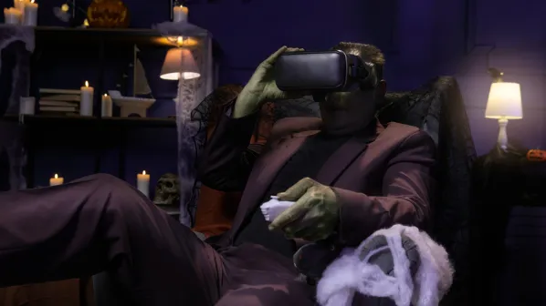 muž převlečený za Frankensteina má na očích virtuální realitu a hraje hru